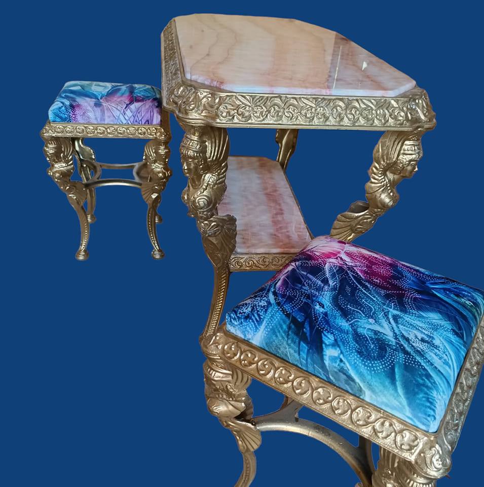 Unikátní stolek - kovový s onyxem